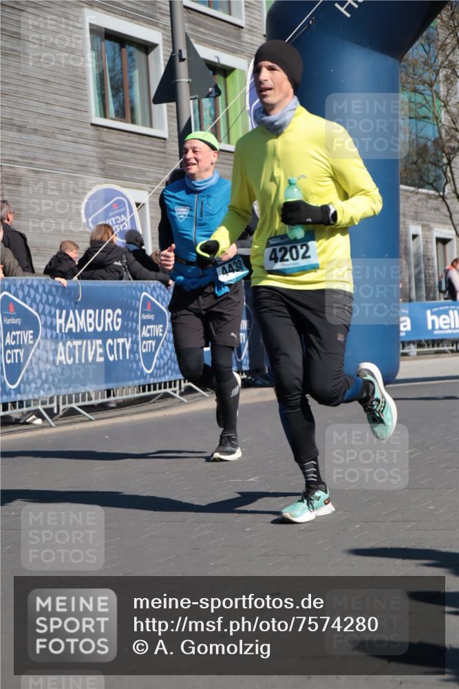 06.04.2025 - 44. Internationalen Wilhelmsburger Insellauf A. Gomolzig http://msf.ph/oto/7574280 06.04.2025 10:40:42 Ziel 3086, 3120, 3365, 3467, 4202, 4438 meine-sportfotos.de