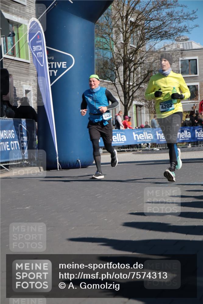 06.04.2025 - 44. Internationalen Wilhelmsburger Insellauf A. Gomolzig http://msf.ph/oto/7574313 06.04.2025 10:40:41 Ziel 3086, 3120, 3365, 3467, 4202, 4438 meine-sportfotos.de