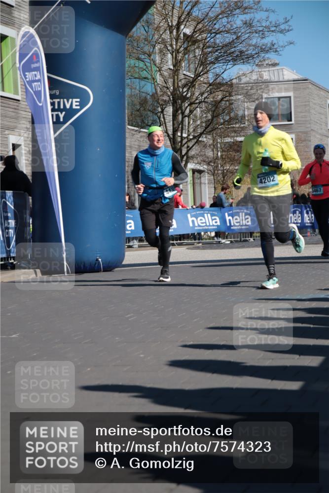 06.04.2025 - 44. Internationalen Wilhelmsburger Insellauf A. Gomolzig http://msf.ph/oto/7574323 06.04.2025 10:40:41 Ziel 3086, 3120, 3365, 3467, 4202, 4438 meine-sportfotos.de