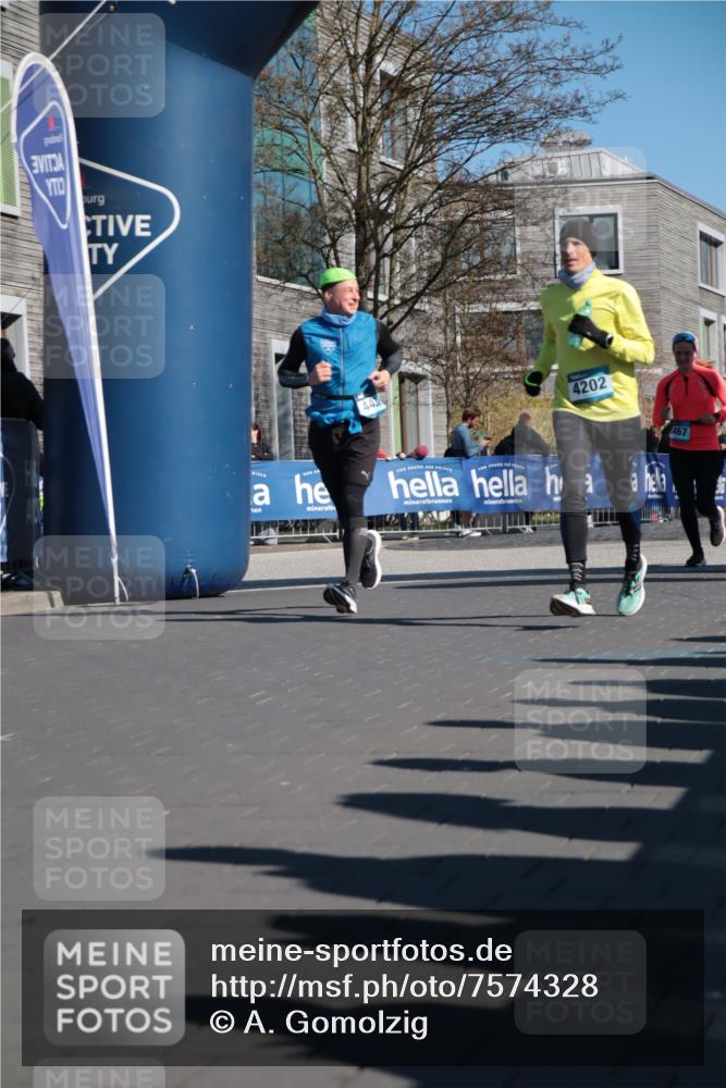 06.04.2025 - 44. Internationalen Wilhelmsburger Insellauf A. Gomolzig http://msf.ph/oto/7574328 06.04.2025 10:40:40 Ziel 3086, 3120, 3365, 3467, 4202, 4438 meine-sportfotos.de