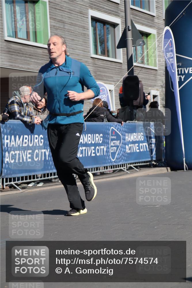 06.04.2025 - 44. Internationalen Wilhelmsburger Insellauf A. Gomolzig http://msf.ph/oto/7574574 06.04.2025 10:40:13 Ziel 3001 meine-sportfotos.de