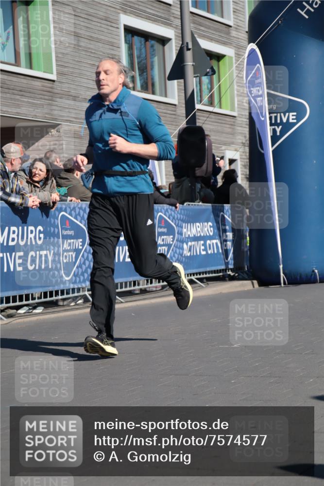 06.04.2025 - 44. Internationalen Wilhelmsburger Insellauf A. Gomolzig http://msf.ph/oto/7574577 06.04.2025 10:40:13 Ziel 3001 meine-sportfotos.de