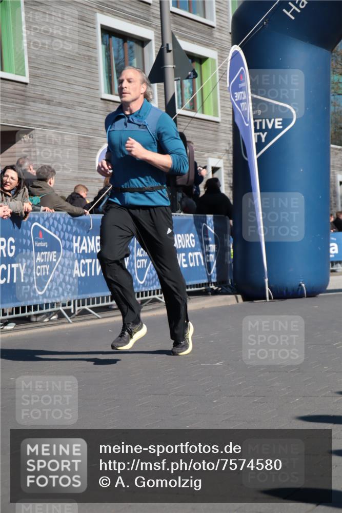 06.04.2025 - 44. Internationalen Wilhelmsburger Insellauf A. Gomolzig http://msf.ph/oto/7574580 06.04.2025 10:40:13 Ziel 3001 meine-sportfotos.de