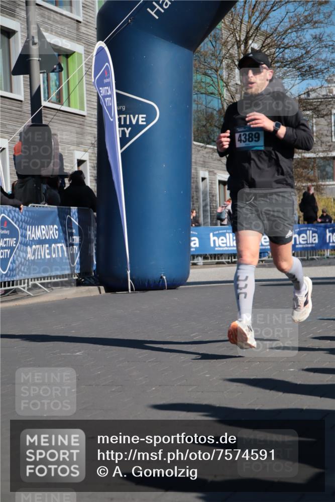 06.04.2025 - 44. Internationalen Wilhelmsburger Insellauf A. Gomolzig http://msf.ph/oto/7574591 06.04.2025 10:40:06 Ziel 4389, 4501, 5130 meine-sportfotos.de