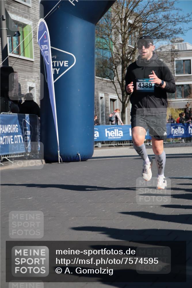 06.04.2025 - 44. Internationalen Wilhelmsburger Insellauf A. Gomolzig http://msf.ph/oto/7574595 06.04.2025 10:40:06 Ziel 4389, 4501, 5130 meine-sportfotos.de