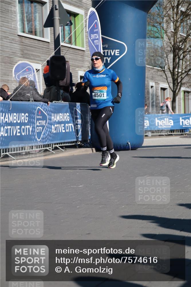 06.04.2025 - 44. Internationalen Wilhelmsburger Insellauf A. Gomolzig http://msf.ph/oto/7574616 06.04.2025 10:40:05 Ziel 4380, 4389, 4501, 5130 meine-sportfotos.de
