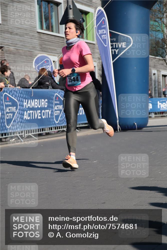 06.04.2025 - 44. Internationalen Wilhelmsburger Insellauf A. Gomolzig http://msf.ph/oto/7574681 06.04.2025 10:39:58 Ziel 3544, 3887, 4380, 5130 meine-sportfotos.de