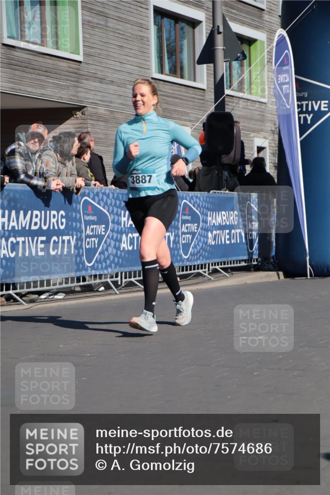 06.04.2025 - 44. Internationalen Wilhelmsburger Insellauf A. Gomolzig http://msf.ph/oto/7574686 06.04.2025 10:39:53 Ziel 3544, 3729, 3887 meine-sportfotos.de