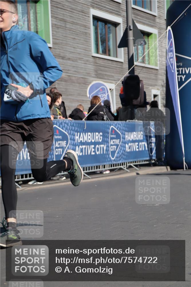 06.04.2025 - 44. Internationalen Wilhelmsburger Insellauf A. Gomolzig http://msf.ph/oto/7574722 06.04.2025 10:39:52 Ziel 3544, 3729, 3872, 3887 meine-sportfotos.de