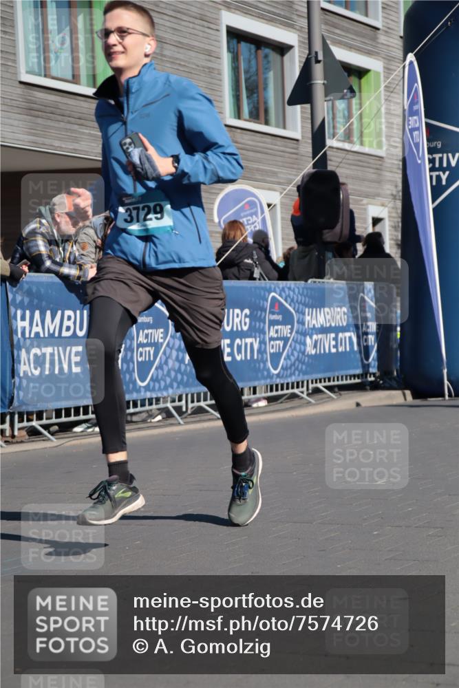 06.04.2025 - 44. Internationalen Wilhelmsburger Insellauf A. Gomolzig http://msf.ph/oto/7574726 06.04.2025 10:39:52 Ziel 3544, 3729, 3872, 3887 meine-sportfotos.de