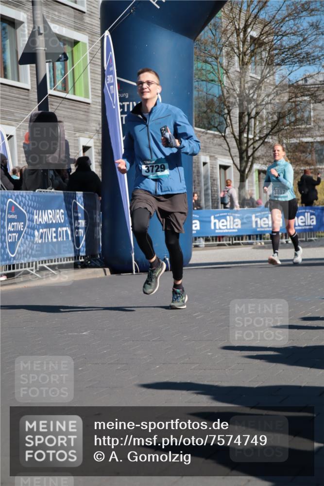 06.04.2025 - 44. Internationalen Wilhelmsburger Insellauf A. Gomolzig http://msf.ph/oto/7574749 06.04.2025 10:39:51 Ziel 3729, 3872, 3887, 4344 meine-sportfotos.de