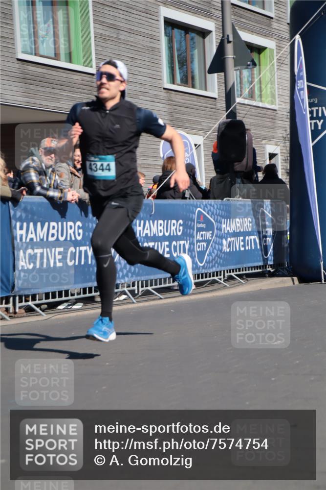 06.04.2025 - 44. Internationalen Wilhelmsburger Insellauf A. Gomolzig http://msf.ph/oto/7574754 06.04.2025 10:39:48 Ziel 3729, 3872, 3887, 4344 meine-sportfotos.de