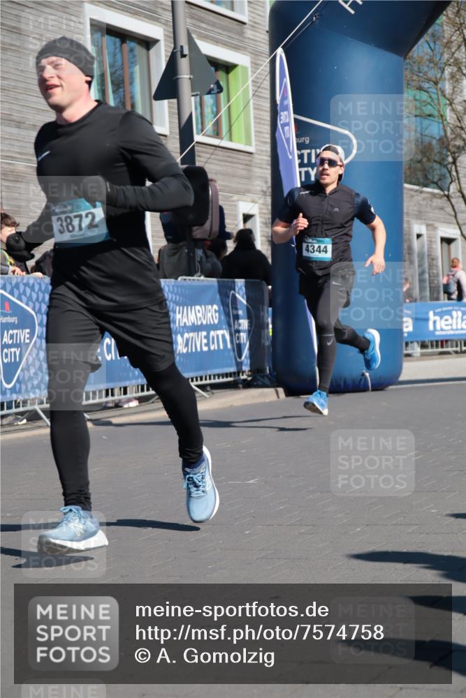 06.04.2025 - 44. Internationalen Wilhelmsburger Insellauf A. Gomolzig http://msf.ph/oto/7574758 06.04.2025 10:39:47 Ziel 3729, 3872, 4344 meine-sportfotos.de