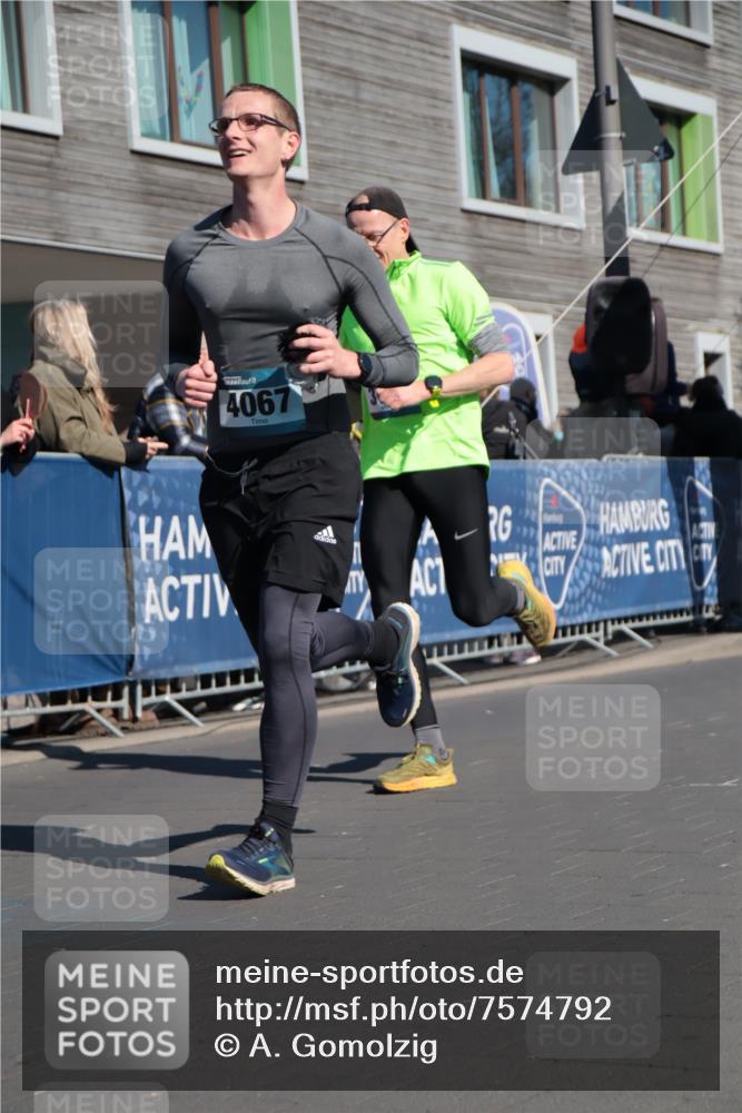 06.04.2025 - 44. Internationalen Wilhelmsburger Insellauf A. Gomolzig http://msf.ph/oto/7574792 06.04.2025 10:39:40 Ziel 3417, 3418, 3756, 3833, 4065, 4067, 4344 meine-sportfotos.de
