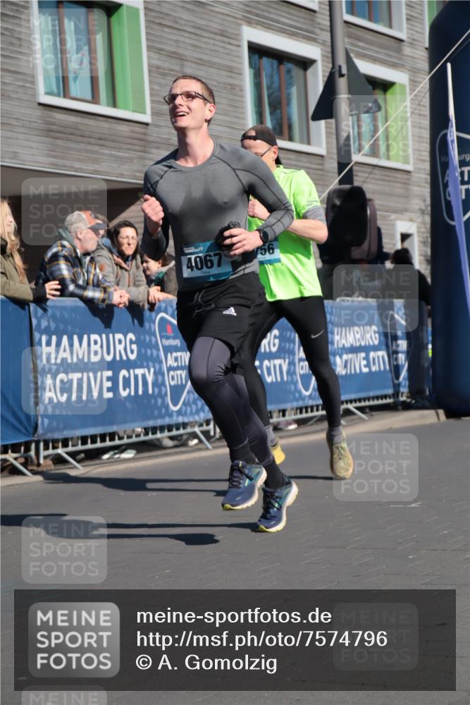 06.04.2025 - 44. Internationalen Wilhelmsburger Insellauf A. Gomolzig http://msf.ph/oto/7574796 06.04.2025 10:39:40 Ziel 3417, 3418, 3756, 3833, 4065, 4067, 4344 meine-sportfotos.de