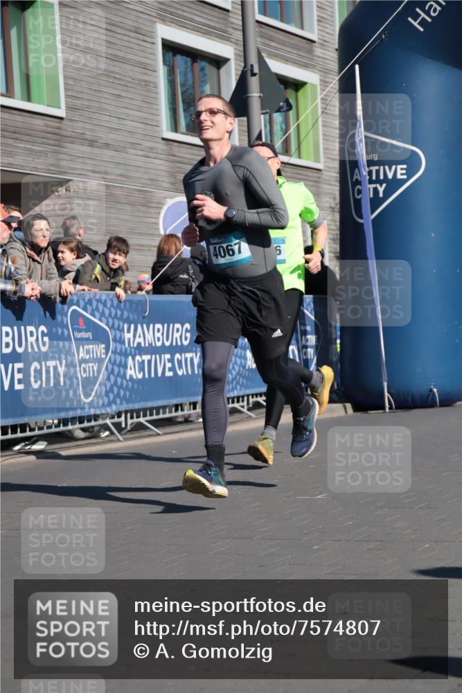 06.04.2025 - 44. Internationalen Wilhelmsburger Insellauf A. Gomolzig http://msf.ph/oto/7574807 06.04.2025 10:39:40 Ziel 3417, 3418, 3756, 3833, 4065, 4067, 4344 meine-sportfotos.de