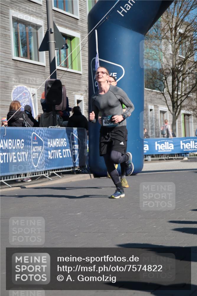 06.04.2025 - 44. Internationalen Wilhelmsburger Insellauf A. Gomolzig http://msf.ph/oto/7574822 06.04.2025 10:39:39 Ziel 3417, 3418, 3756, 3801, 3833, 4065, 4067 meine-sportfotos.de