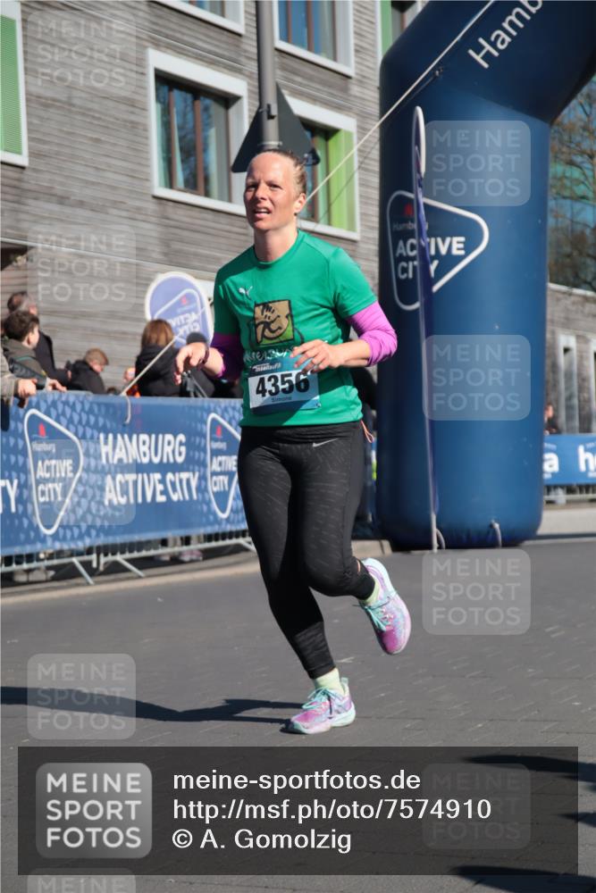 06.04.2025 - 44. Internationalen Wilhelmsburger Insellauf A. Gomolzig http://msf.ph/oto/7574910 06.04.2025 10:39:24 Ziel 4356 meine-sportfotos.de