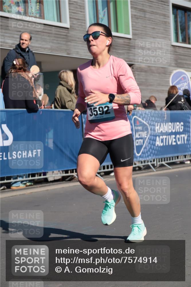 06.04.2025 - 44. Internationalen Wilhelmsburger Insellauf A. Gomolzig http://msf.ph/oto/7574914 06.04.2025 10:39:18 Ziel 3592, 3915, 4253, 4356, 4560, 4592 meine-sportfotos.de