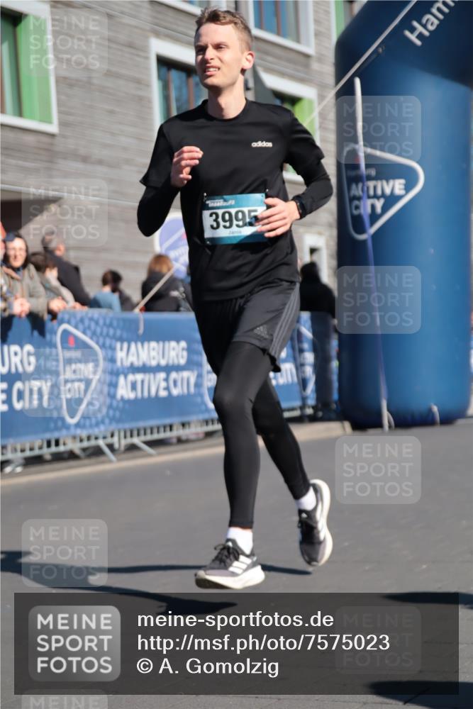 06.04.2025 - 44. Internationalen Wilhelmsburger Insellauf A. Gomolzig http://msf.ph/oto/7575023 06.04.2025 10:39:02 Ziel 3346, 3995, 4047, 4359 meine-sportfotos.de