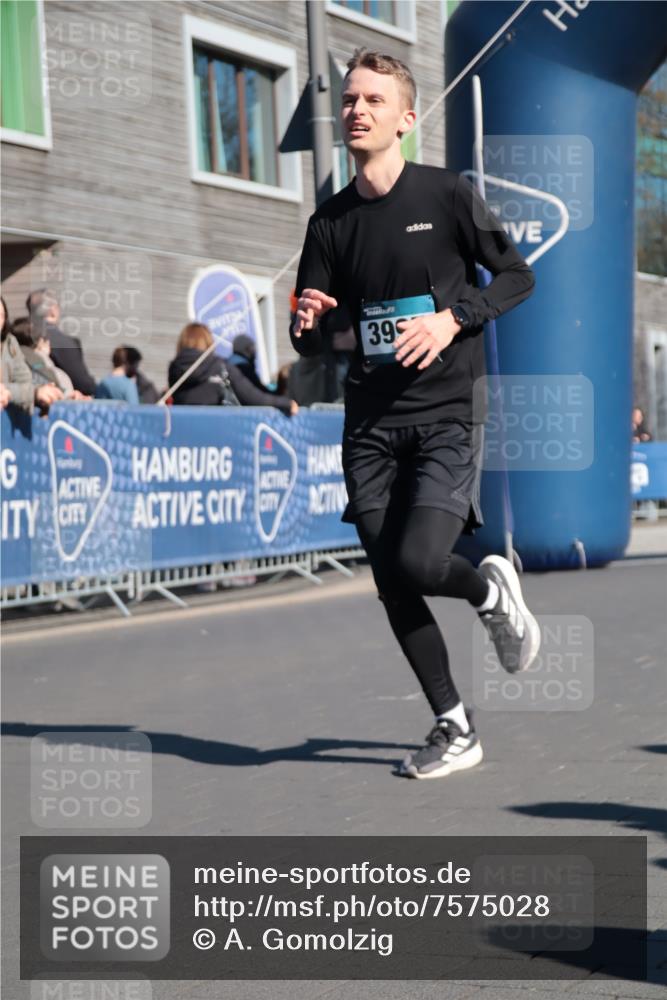 06.04.2025 - 44. Internationalen Wilhelmsburger Insellauf A. Gomolzig http://msf.ph/oto/7575028 06.04.2025 10:39:02 Ziel 3346, 3995, 4047, 4359 meine-sportfotos.de