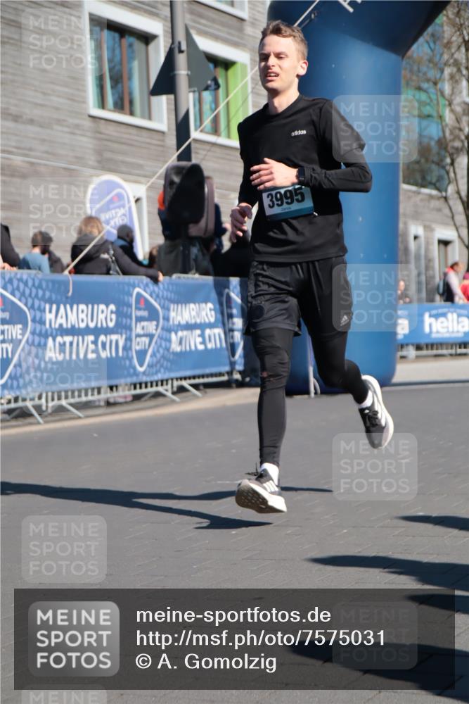 06.04.2025 - 44. Internationalen Wilhelmsburger Insellauf A. Gomolzig http://msf.ph/oto/7575031 06.04.2025 10:39:02 Ziel 3346, 3995, 4047, 4359 meine-sportfotos.de