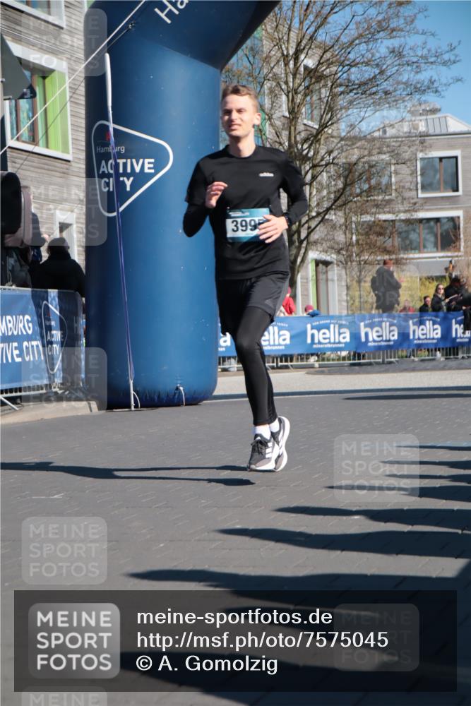 06.04.2025 - 44. Internationalen Wilhelmsburger Insellauf A. Gomolzig http://msf.ph/oto/7575045 06.04.2025 10:39:01 Ziel 3346, 3995, 4359 meine-sportfotos.de