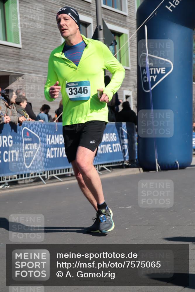 06.04.2025 - 44. Internationalen Wilhelmsburger Insellauf A. Gomolzig http://msf.ph/oto/7575065 06.04.2025 10:38:59 Ziel 3346, 3995 meine-sportfotos.de