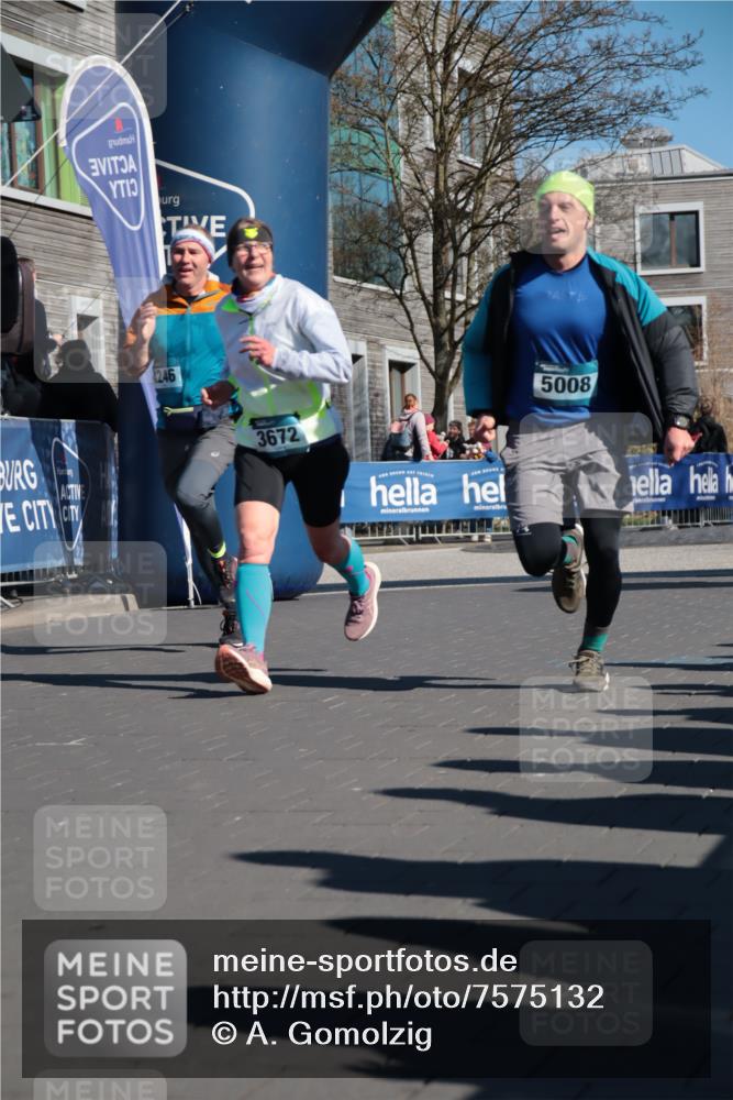 06.04.2025 - 44. Internationalen Wilhelmsburger Insellauf A. Gomolzig http://msf.ph/oto/7575132 06.04.2025 10:38:48 Ziel 3672, 4246, 5008 meine-sportfotos.de
