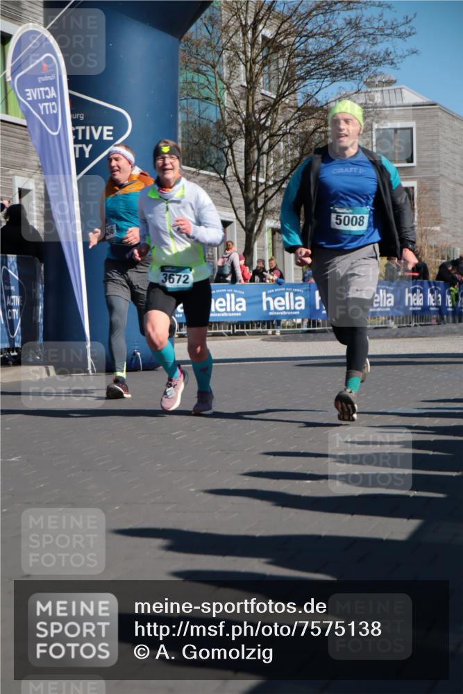 06.04.2025 - 44. Internationalen Wilhelmsburger Insellauf A. Gomolzig http://msf.ph/oto/7575138 06.04.2025 10:38:47 Ziel 3672, 4246, 5008, 5143 meine-sportfotos.de