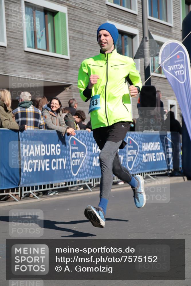 06.04.2025 - 44. Internationalen Wilhelmsburger Insellauf A. Gomolzig http://msf.ph/oto/7575152 06.04.2025 10:38:43 Ziel 3672, 4246, 5008, 5143 meine-sportfotos.de