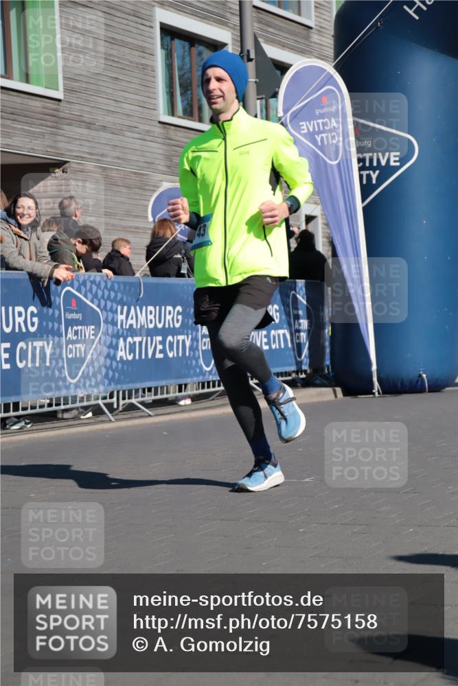 06.04.2025 - 44. Internationalen Wilhelmsburger Insellauf A. Gomolzig http://msf.ph/oto/7575158 06.04.2025 10:38:43 Ziel 3672, 4246, 5008, 5143 meine-sportfotos.de