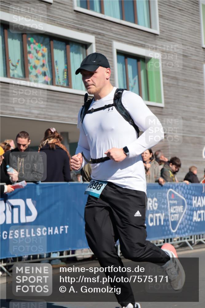 06.04.2025 - 44. Internationalen Wilhelmsburger Insellauf A. Gomolzig http://msf.ph/oto/7575171 06.04.2025 10:38:37 Ziel 3898, 5143 meine-sportfotos.de