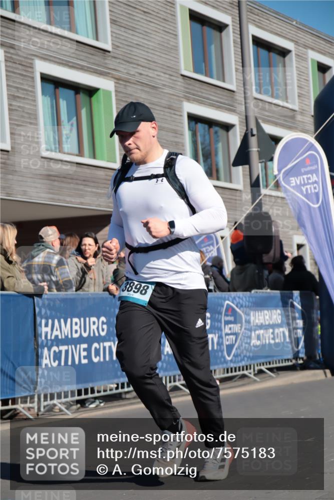 06.04.2025 - 44. Internationalen Wilhelmsburger Insellauf A. Gomolzig http://msf.ph/oto/7575183 06.04.2025 10:38:36 Ziel 3898, 4563, 5143 meine-sportfotos.de