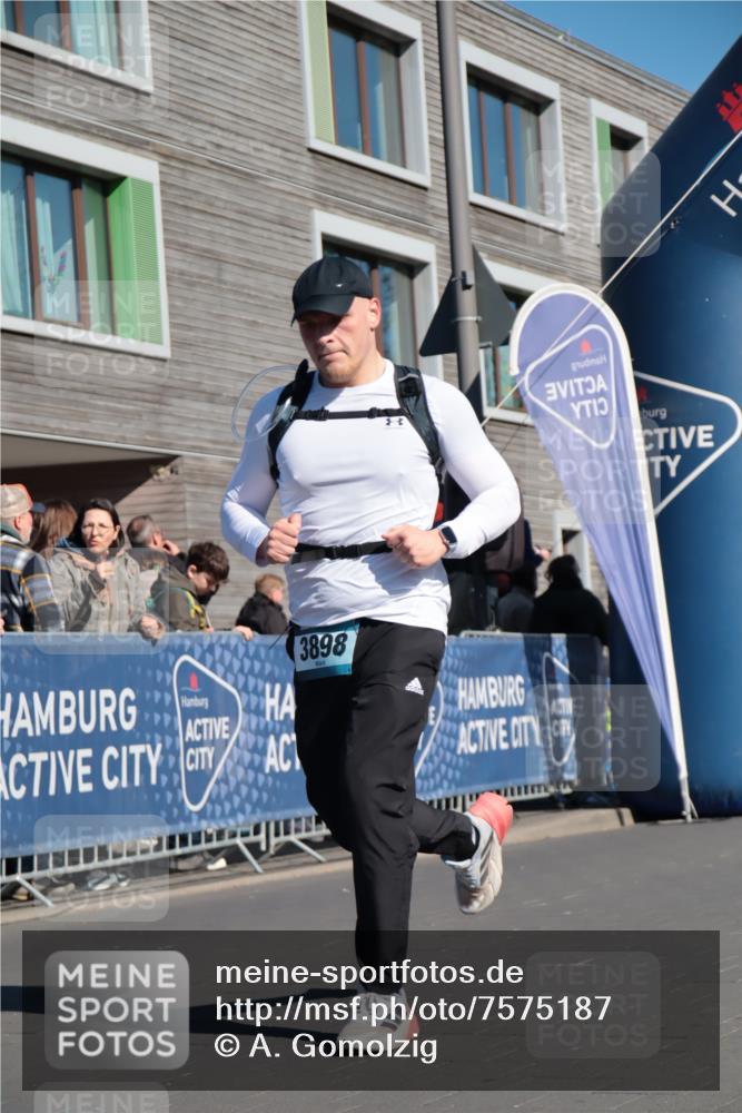06.04.2025 - 44. Internationalen Wilhelmsburger Insellauf A. Gomolzig http://msf.ph/oto/7575187 06.04.2025 10:38:36 Ziel 3898, 4563, 5143 meine-sportfotos.de