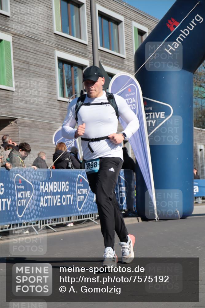 06.04.2025 - 44. Internationalen Wilhelmsburger Insellauf A. Gomolzig http://msf.ph/oto/7575192 06.04.2025 10:38:36 Ziel 3898, 4563, 5143 meine-sportfotos.de