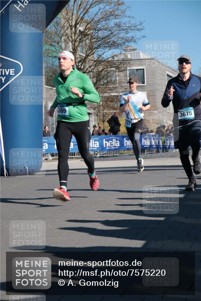 06.04.2025 - 44. Internationalen Wilhelmsburger Insellauf A. Gomolzig http://msf.ph/oto/7575220 06.04.2025 10:38:28 Ziel 3178, 3369, 3675, 4118, 4563, 4578 meine-sportfotos.de