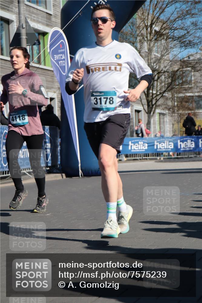 06.04.2025 - 44. Internationalen Wilhelmsburger Insellauf A. Gomolzig http://msf.ph/oto/7575239 06.04.2025 10:38:26 Ziel 3178, 3369, 3675, 4118, 4563, 4578 meine-sportfotos.de