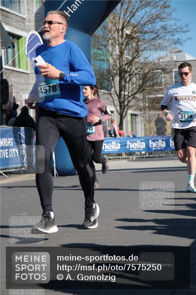 06.04.2025 - 44. Internationalen Wilhelmsburger Insellauf A. Gomolzig http://msf.ph/oto/7575250 06.04.2025 10:38:25 Ziel 3178, 3369, 3675, 4118, 4563, 4578 meine-sportfotos.de