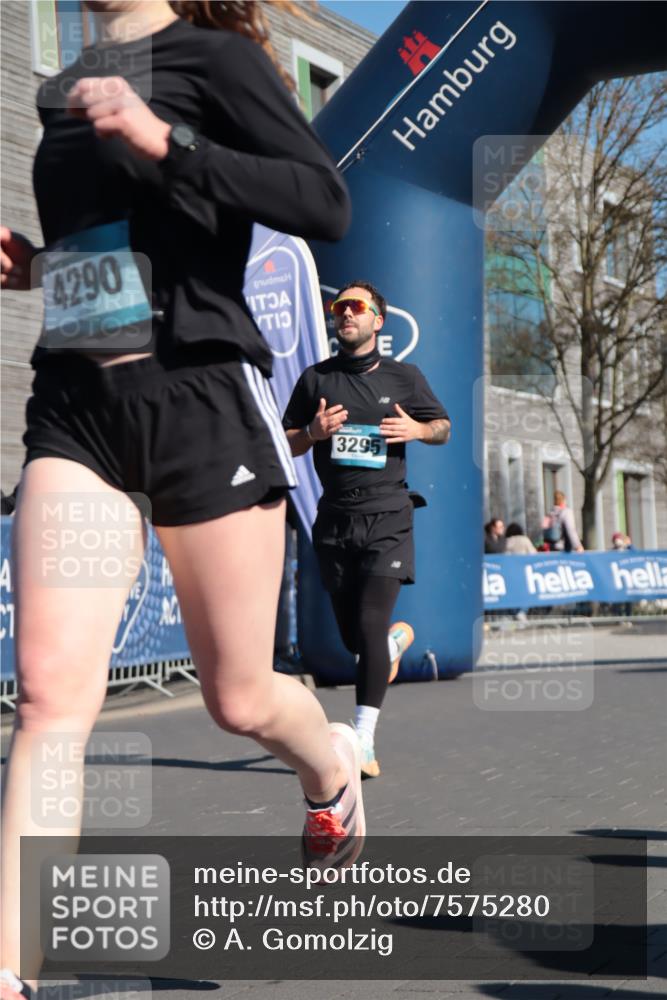 06.04.2025 - 44. Internationalen Wilhelmsburger Insellauf A. Gomolzig http://msf.ph/oto/7575280 06.04.2025 10:38:12 Ziel 3295, 3840, 3921, 4278, 4279, 4290 meine-sportfotos.de