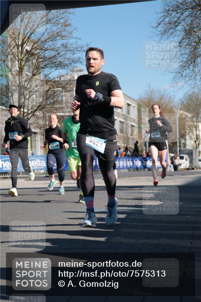 06.04.2025 - 44. Internationalen Wilhelmsburger Insellauf A. Gomolzig http://msf.ph/oto/7575313 06.04.2025 10:38:09 Ziel 3295, 3654, 3840, 3921, 4278, 4279, 4290, 4365 meine-sportfotos.de