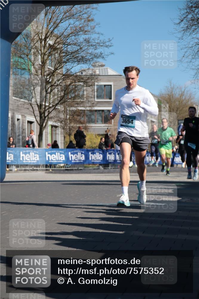 06.04.2025 - 44. Internationalen Wilhelmsburger Insellauf A. Gomolzig http://msf.ph/oto/7575352 06.04.2025 10:38:06 Ziel 3295, 3654, 3840, 3921, 4278, 4279, 4290, 4365, 4507 meine-sportfotos.de