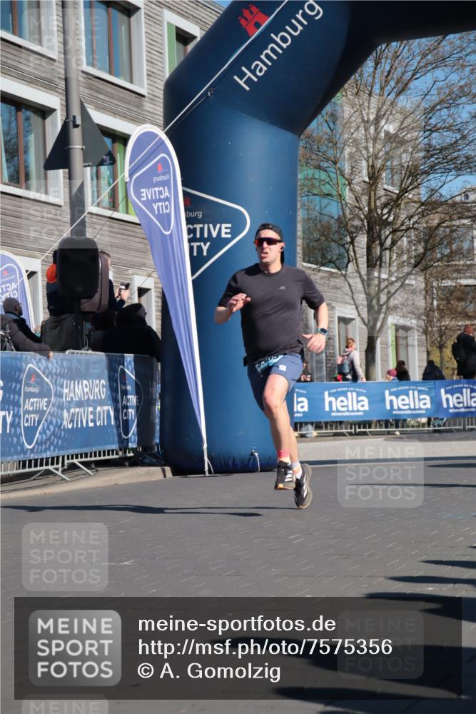 06.04.2025 - 44. Internationalen Wilhelmsburger Insellauf A. Gomolzig http://msf.ph/oto/7575356 06.04.2025 10:38:05 Ziel 3654, 3840, 3921, 4278, 4279, 4290, 4365, 4507 meine-sportfotos.de