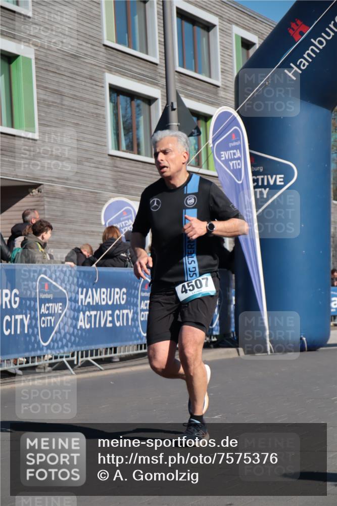 06.04.2025 - 44. Internationalen Wilhelmsburger Insellauf A. Gomolzig http://msf.ph/oto/7575376 06.04.2025 10:38:03 Ziel 3654, 3921, 4365, 4507 meine-sportfotos.de