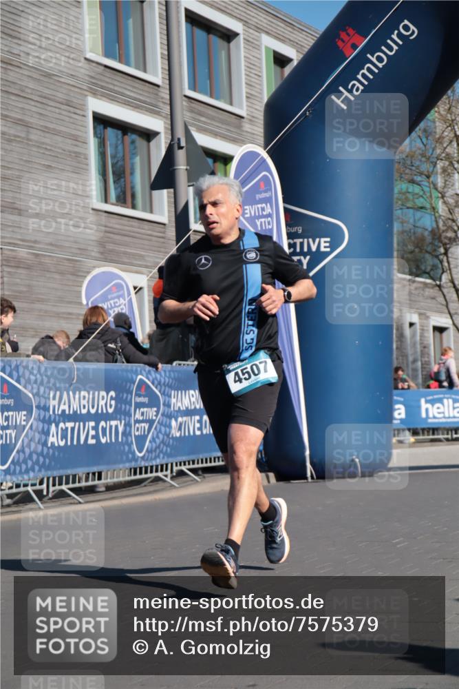 06.04.2025 - 44. Internationalen Wilhelmsburger Insellauf A. Gomolzig http://msf.ph/oto/7575379 06.04.2025 10:38:03 Ziel 3654, 3921, 4365, 4507 meine-sportfotos.de