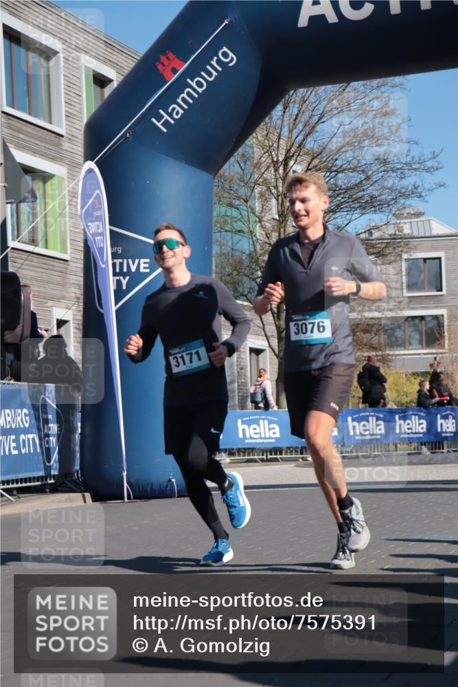 06.04.2025 - 44. Internationalen Wilhelmsburger Insellauf A. Gomolzig http://msf.ph/oto/7575391 06.04.2025 10:37:54 Ziel 3076, 3171, 4451, 4530 meine-sportfotos.de