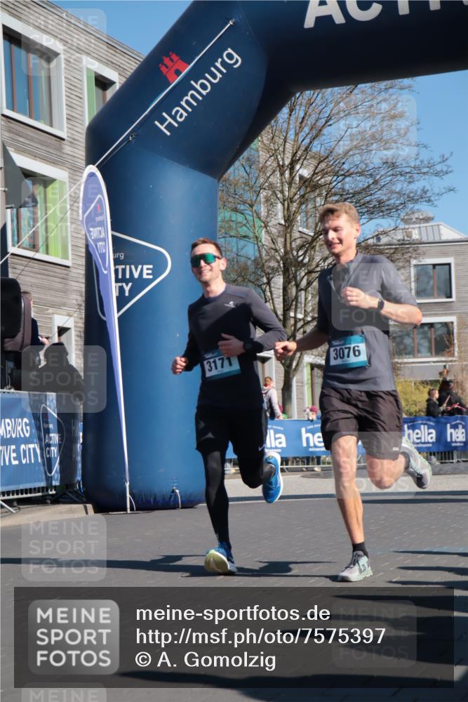 06.04.2025 - 44. Internationalen Wilhelmsburger Insellauf A. Gomolzig http://msf.ph/oto/7575397 06.04.2025 10:37:54 Ziel 3076, 3171, 4451, 4530 meine-sportfotos.de