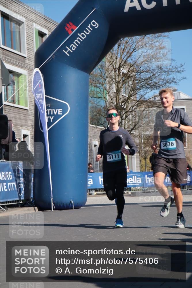 06.04.2025 - 44. Internationalen Wilhelmsburger Insellauf A. Gomolzig http://msf.ph/oto/7575406 06.04.2025 10:37:54 Ziel 3076, 3171, 4451, 4530 meine-sportfotos.de