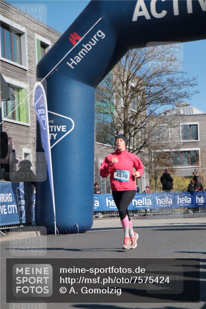 06.04.2025 - 44. Internationalen Wilhelmsburger Insellauf A. Gomolzig http://msf.ph/oto/7575424 06.04.2025 10:37:52 Ziel 3076, 3171, 3496, 4451, 4530, 4579 meine-sportfotos.de