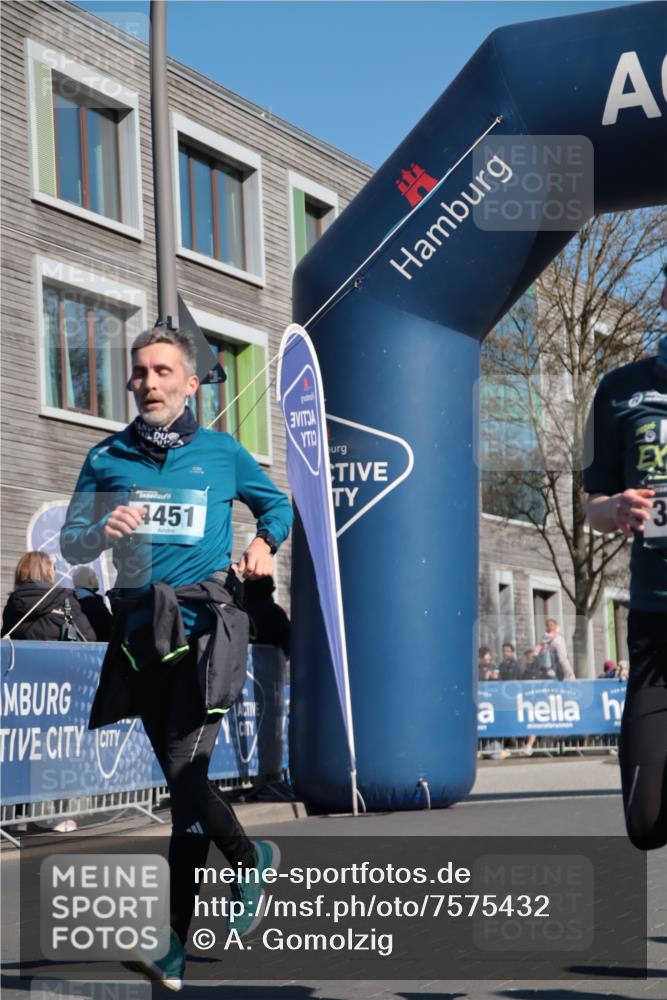 06.04.2025 - 44. Internationalen Wilhelmsburger Insellauf A. Gomolzig http://msf.ph/oto/7575432 06.04.2025 10:37:49 Ziel 3076, 3171, 3496, 4451, 4530, 4579 meine-sportfotos.de